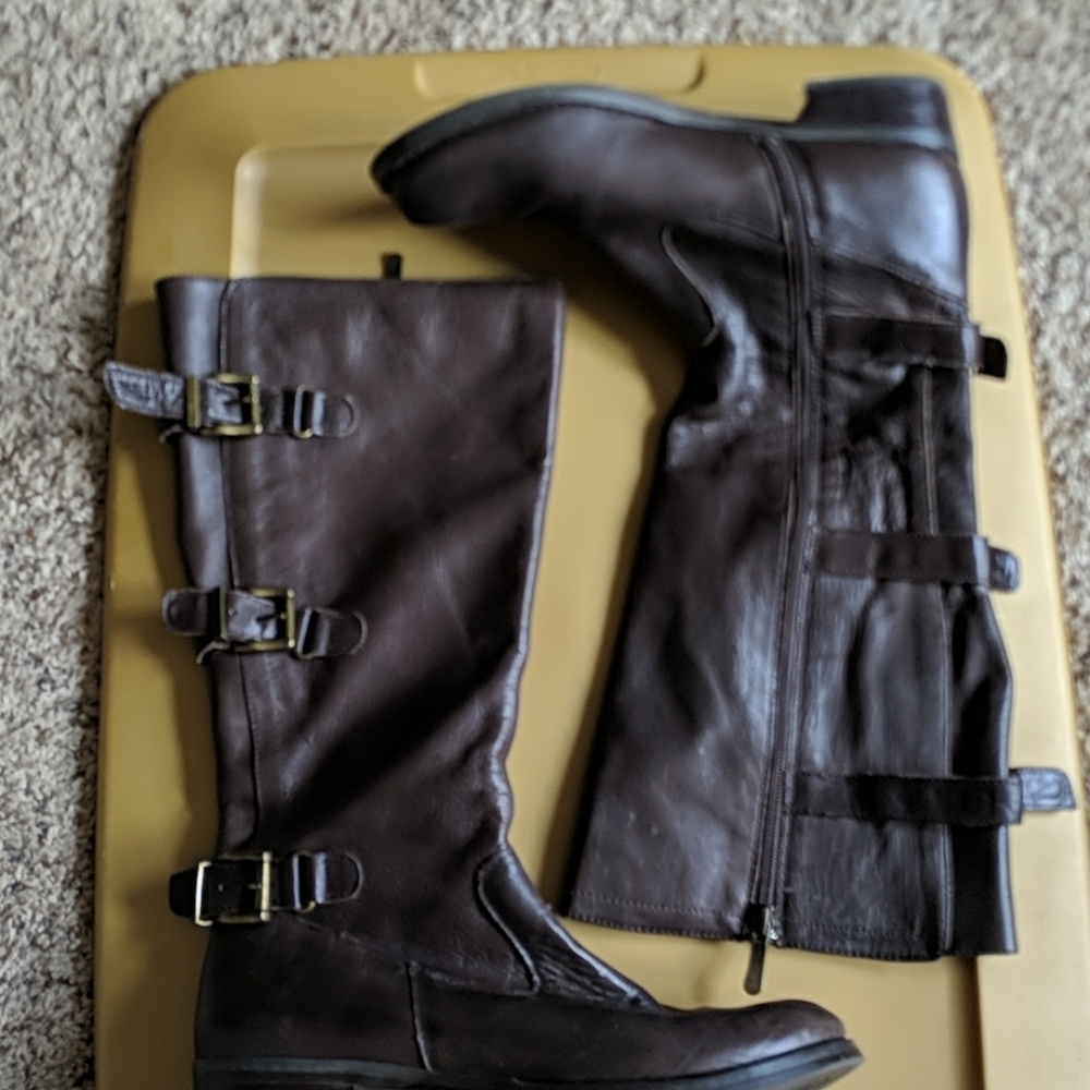 Two Lips brown leather boots